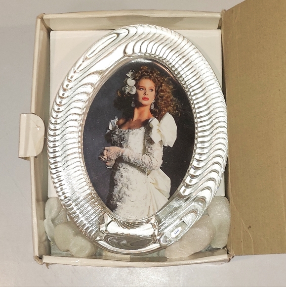 NIB VINTAGE MIKASA ETCHED CRYSTAL OVAL WEDDING PICTURE FRAME MADE IN GERMANY - Picture 1 of 8